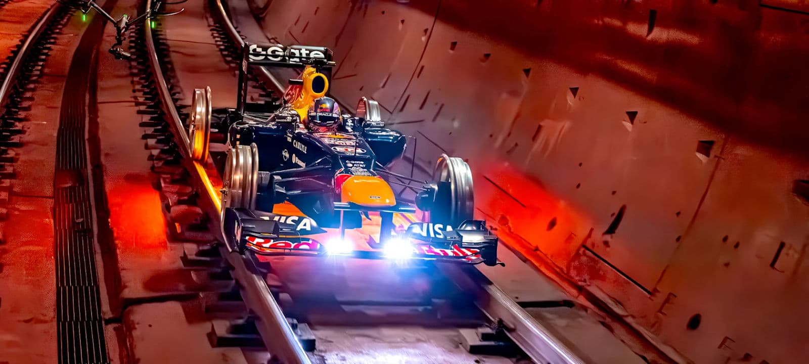 F1 nos trilhos: Red Bull coloca carro de Vettel para andar no metrô de Madri